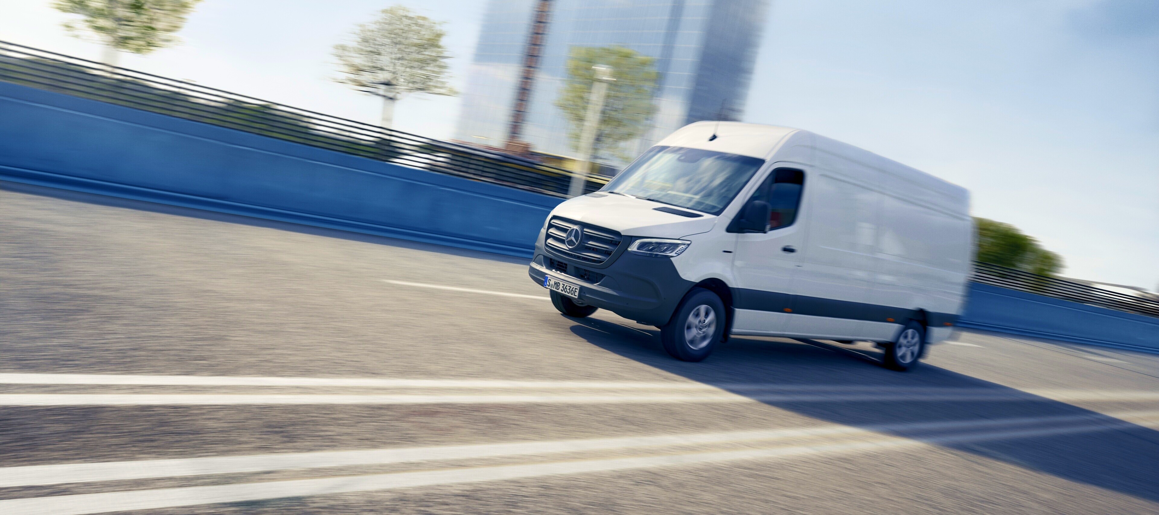 Vehicle comparison | eSprinter Panel Van | Mercedes-Benz The Mercedes-Benz eSprinter Panel Van in the city centre.