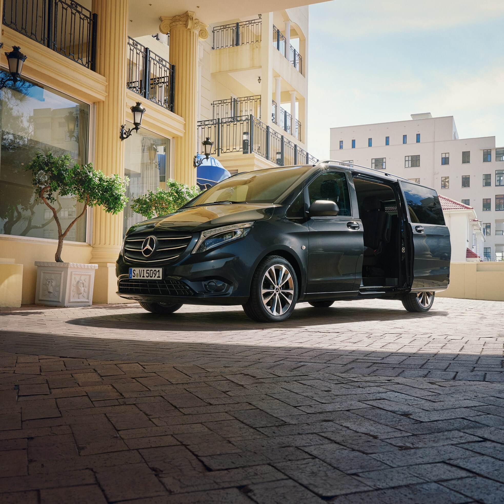 Mercedes‑Benz Vito Tourer parked at a premium building entrance