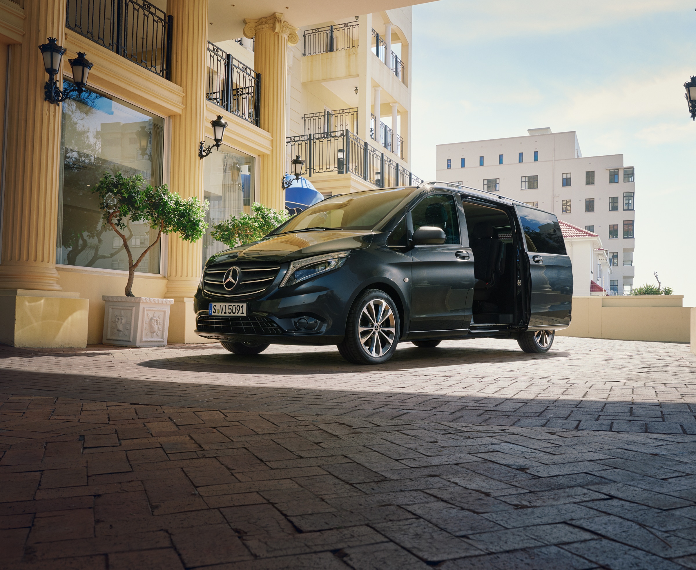 Vito Tourer transportation | All Vito | Mercedes-Benz Vans Mercedes‑Benz Vito Tourer parked at a premium building entrance