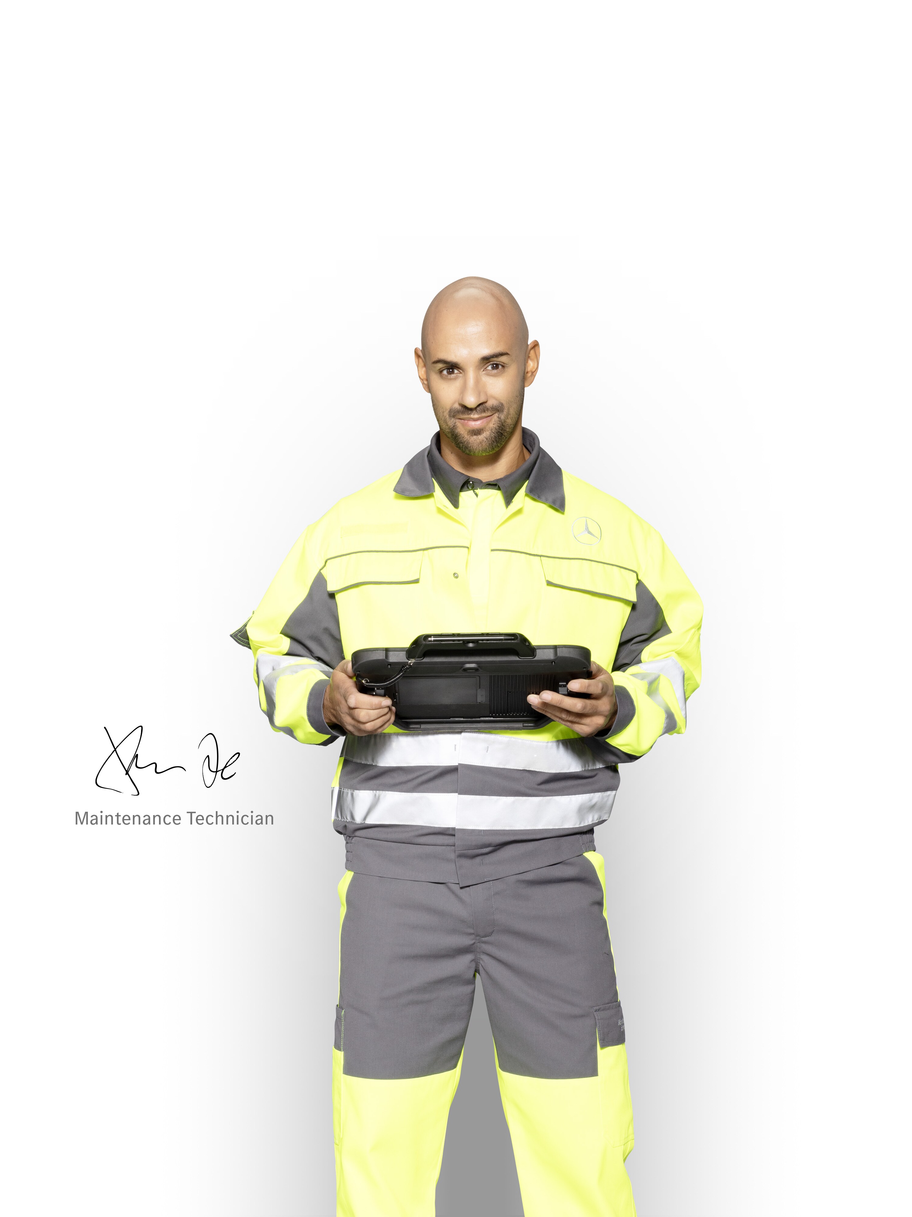  Service Technician in workwear with tablet in his hand to ensure competent support from Mercedes-Benz .