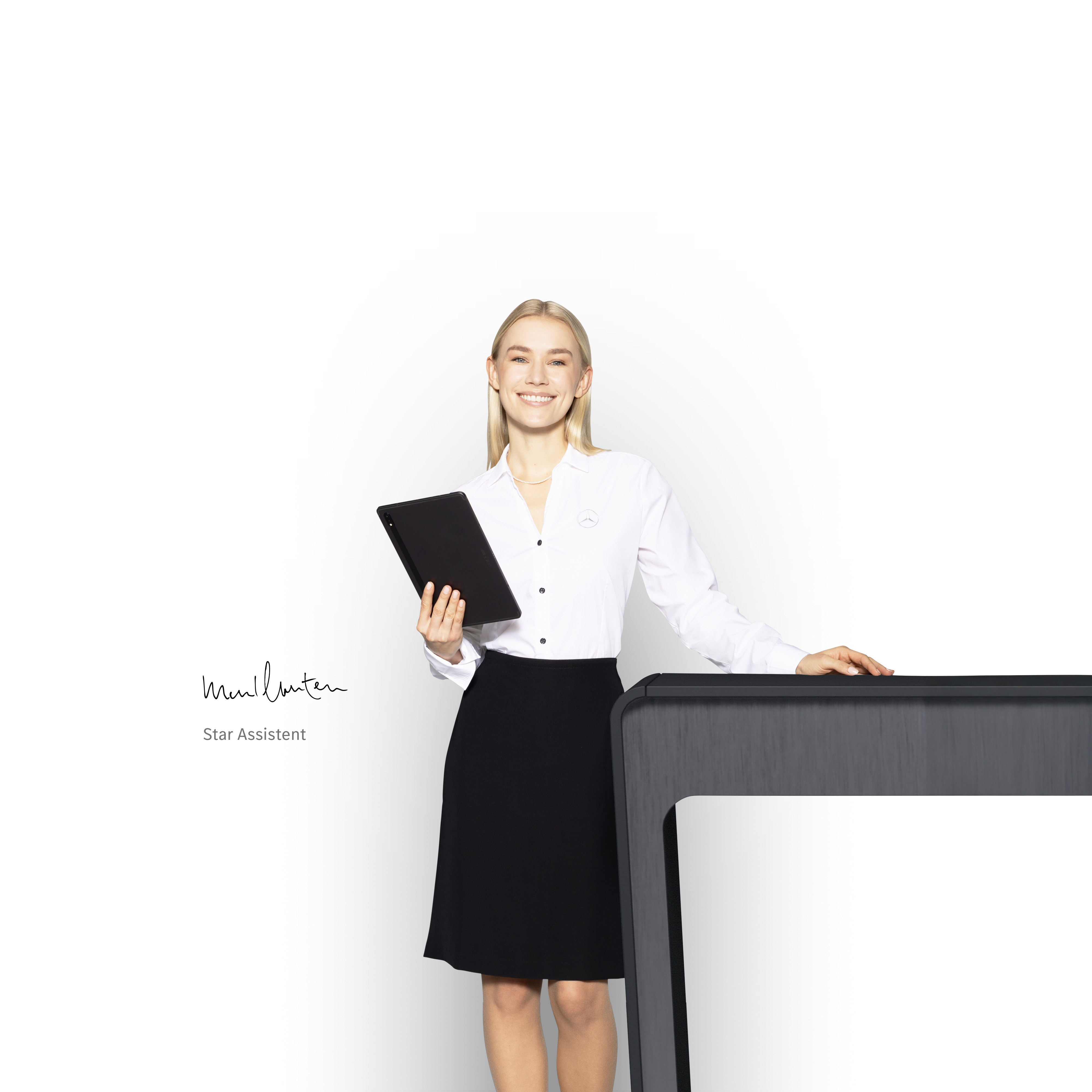 Mercedes-Benz | Van Care | Individual Support A woman, star assistant, standing with a tablet in her hand to deliver competent support.