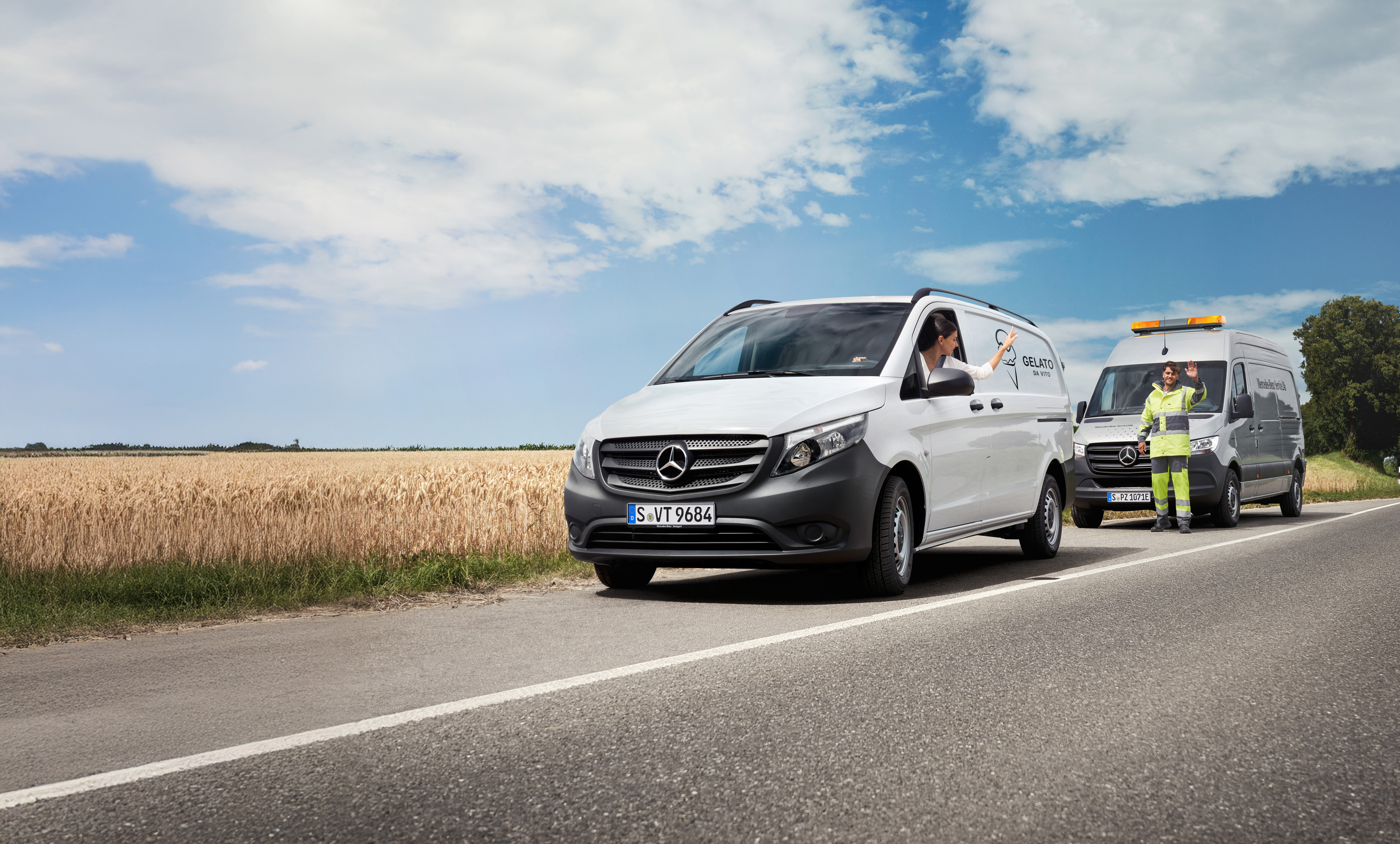 Mercedes-Benz | Convenience | MobiloVan A woman seated in a white Mercedes-Benz Vito waves at a Mercedes-Benz servicing technician at the side of the road.