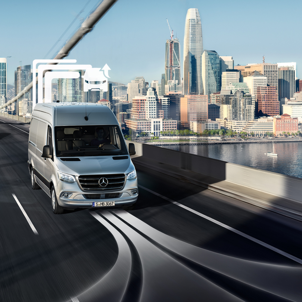 Benefits Van Uptime Monitor | Digital Extras | Mercedes-Benz A Mercedes-Benz Vans transporter drives across a multi-lane bridge at day.