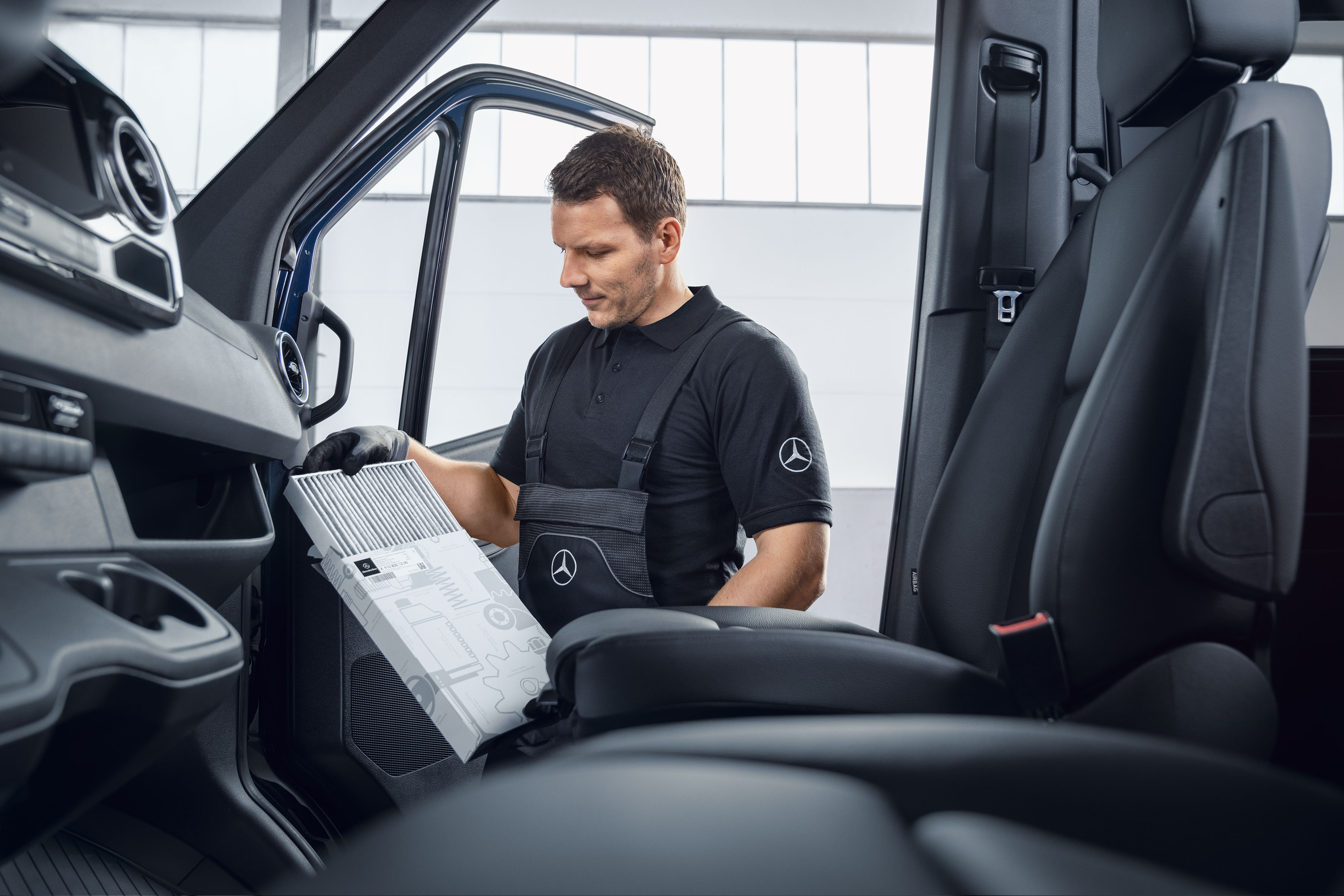 Mercedes-Benz | Maintenance | Regular maintenance Mercedes-Benz mechanic changes air filters.
