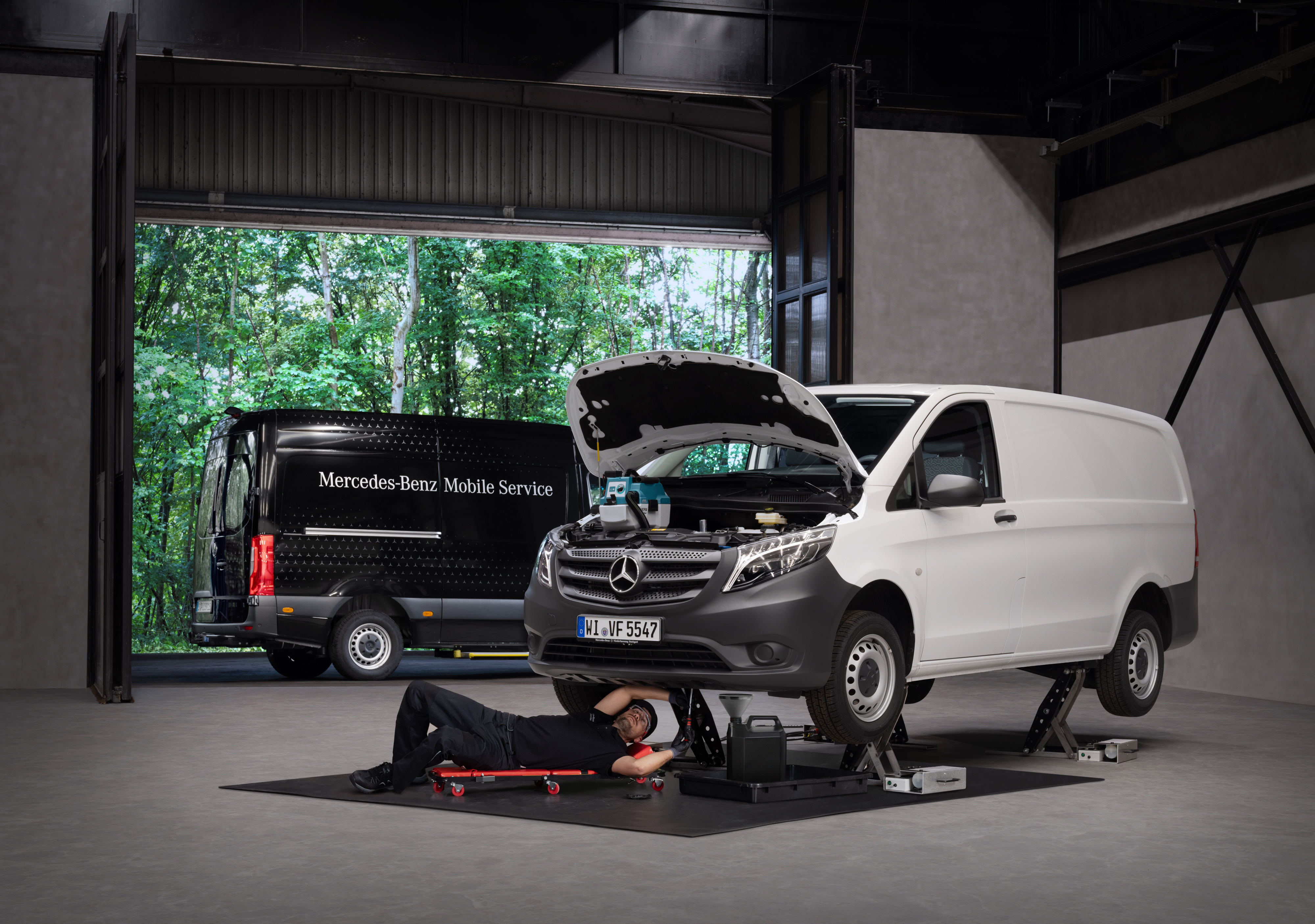 Mercedes-Benz | Mobile Service | Maintenance and repair A technician repairs a white Mercedes-Benz Vito van.