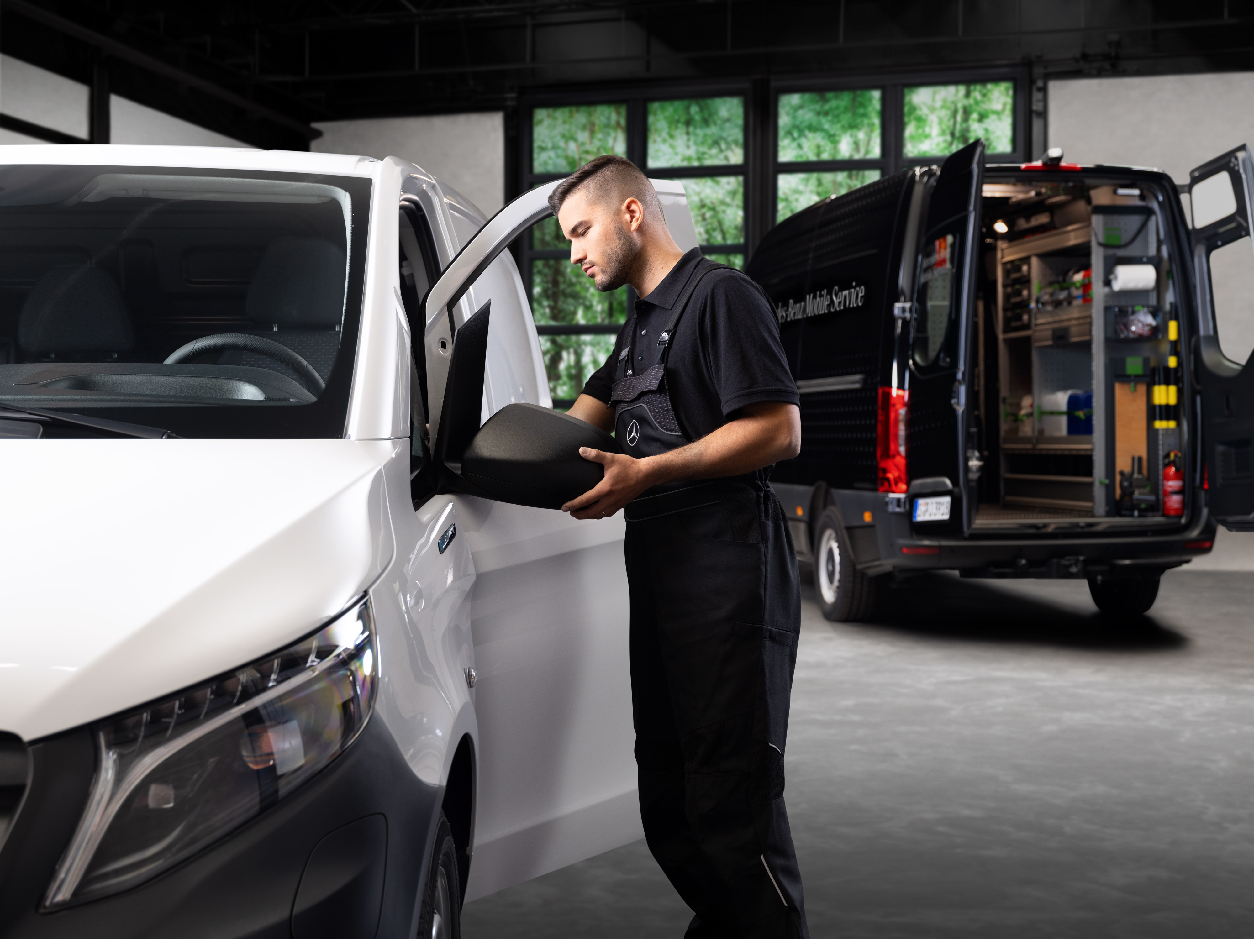 Mercedes-Benz | Mobile Service | Genuine parts A technician replaces an exterior mirror on a white Mercedes-Benz Vito van.