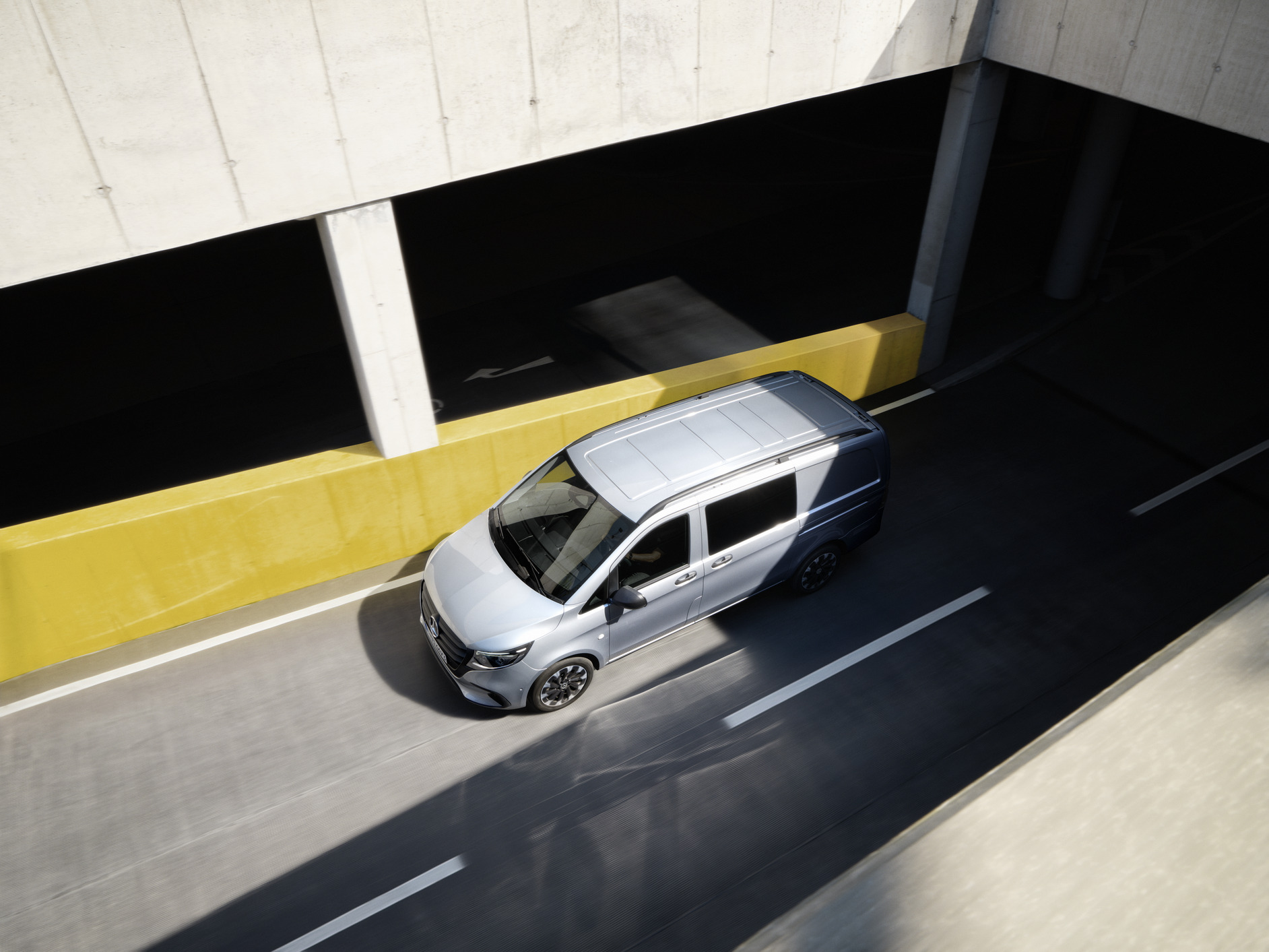 Vito Mixto | Mercedes-Benz The Mercedes-Benz Vito Mixto driving up a driveway.