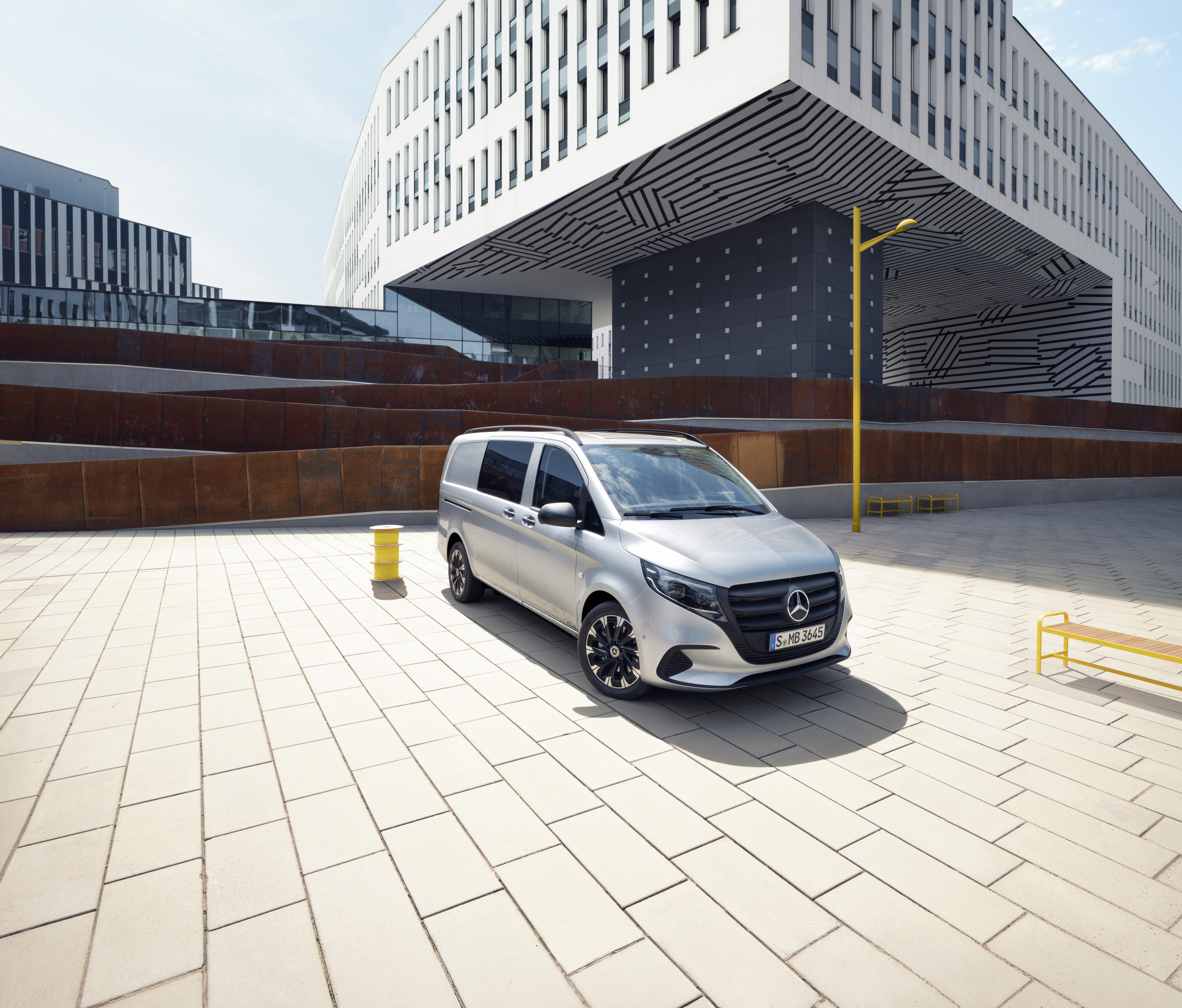 Vito Mixto | Mercedes-Benz The Mercedes-Benz Vito Mixto standing on a parking deck.