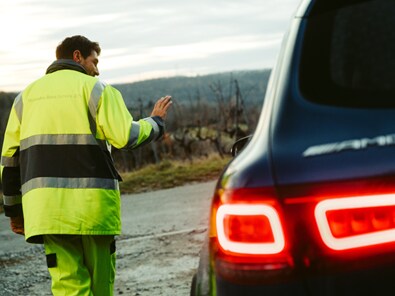 mechanic next to broken down car - Mercedes-Benz technical breakdown
