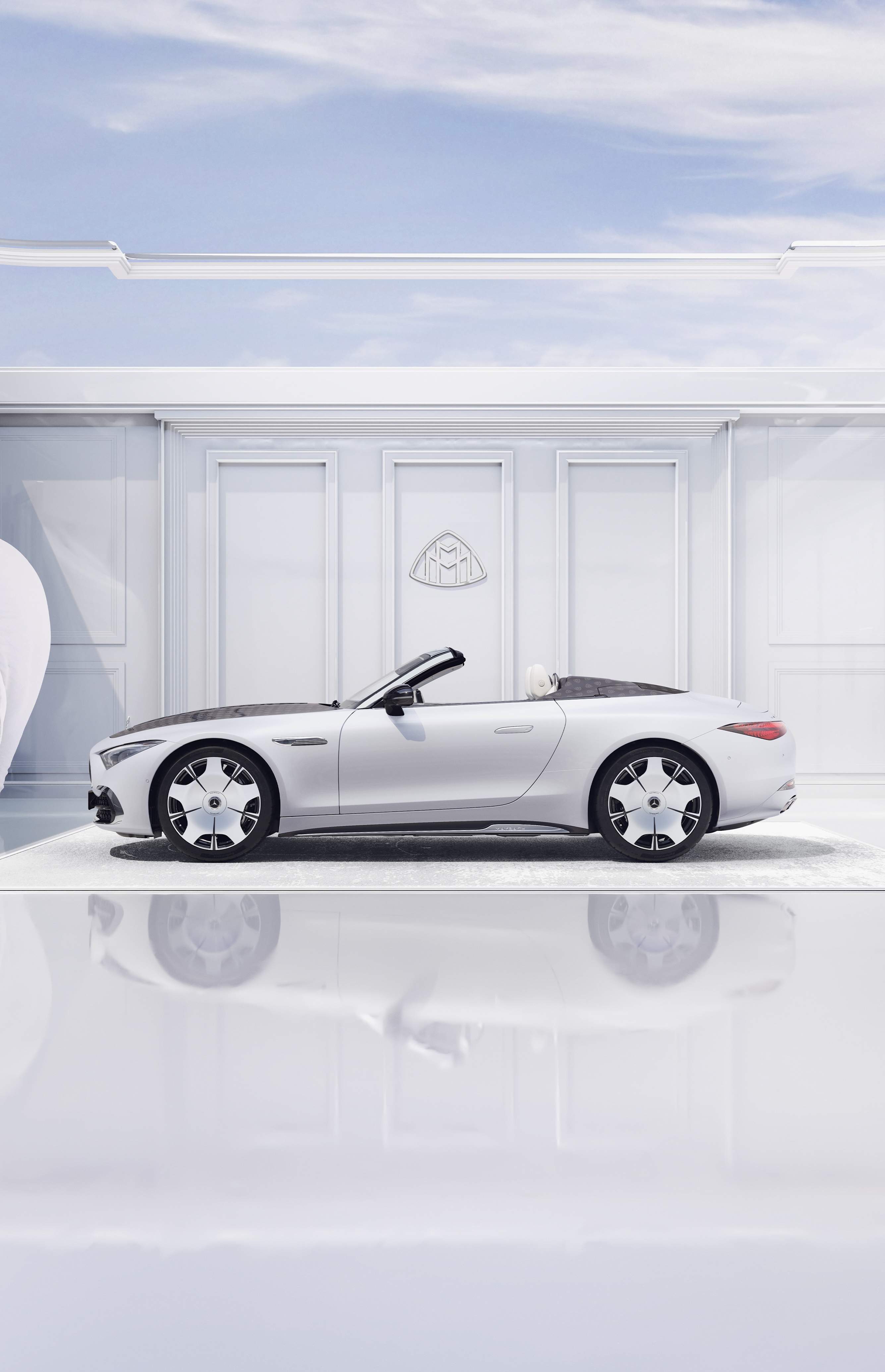 Hood with the central chrome trim strip in the Mercedes-Maybach S-Class