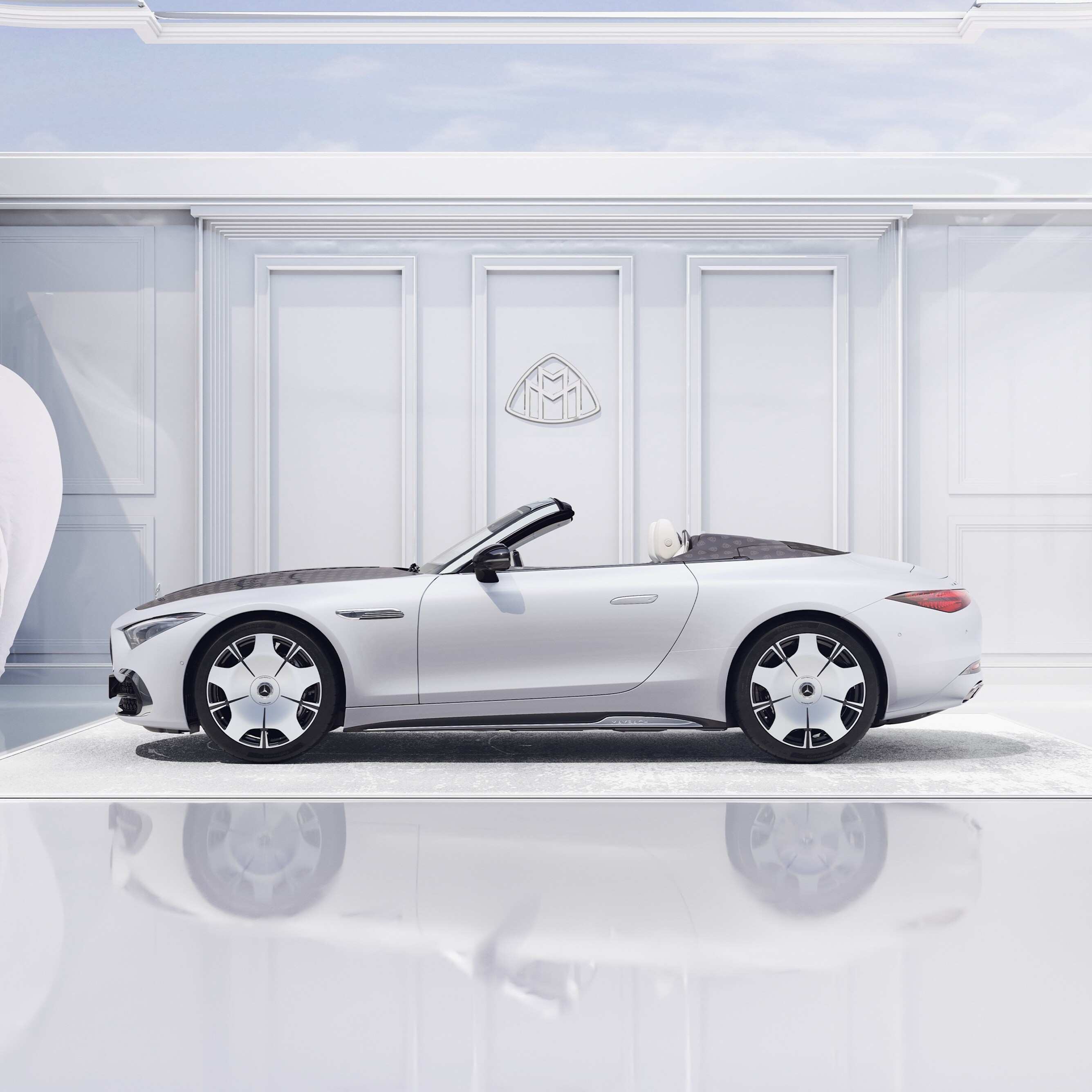 Hood with the central chrome trim strip in the Mercedes-Maybach S-Class