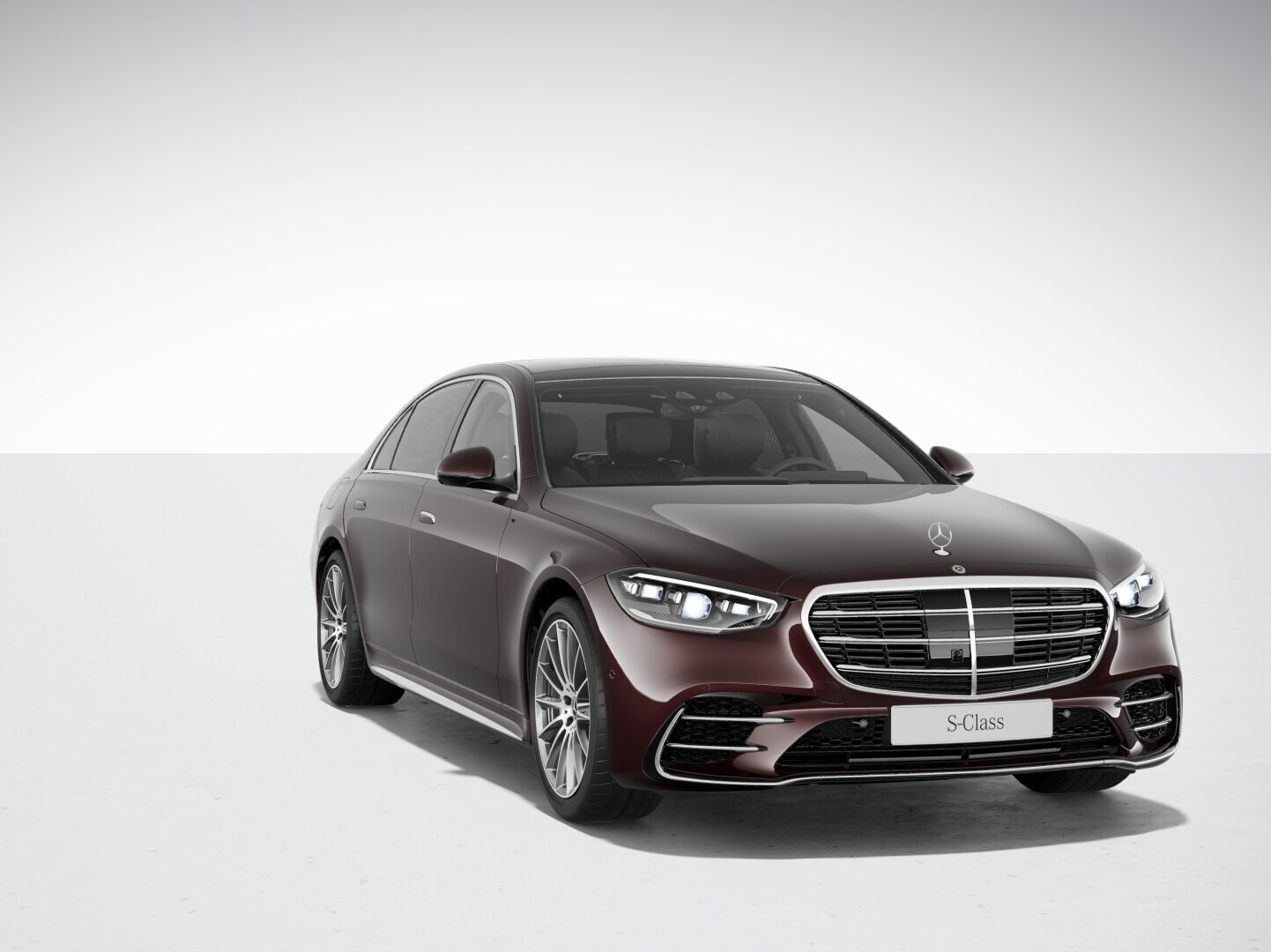 The exterior of the Mercedes-Benz S-Class Saloon with standard equipment.
