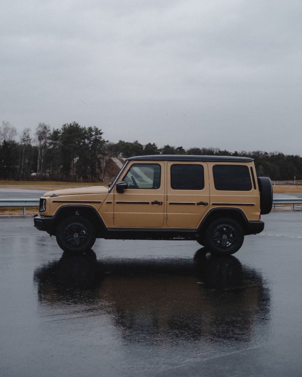 Off-road-specific displays in the instrument display / media display or a Mercedes-Benz G 580 going off-road.