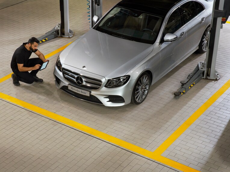 A Mercedes-Benz technician performs the main inspection.