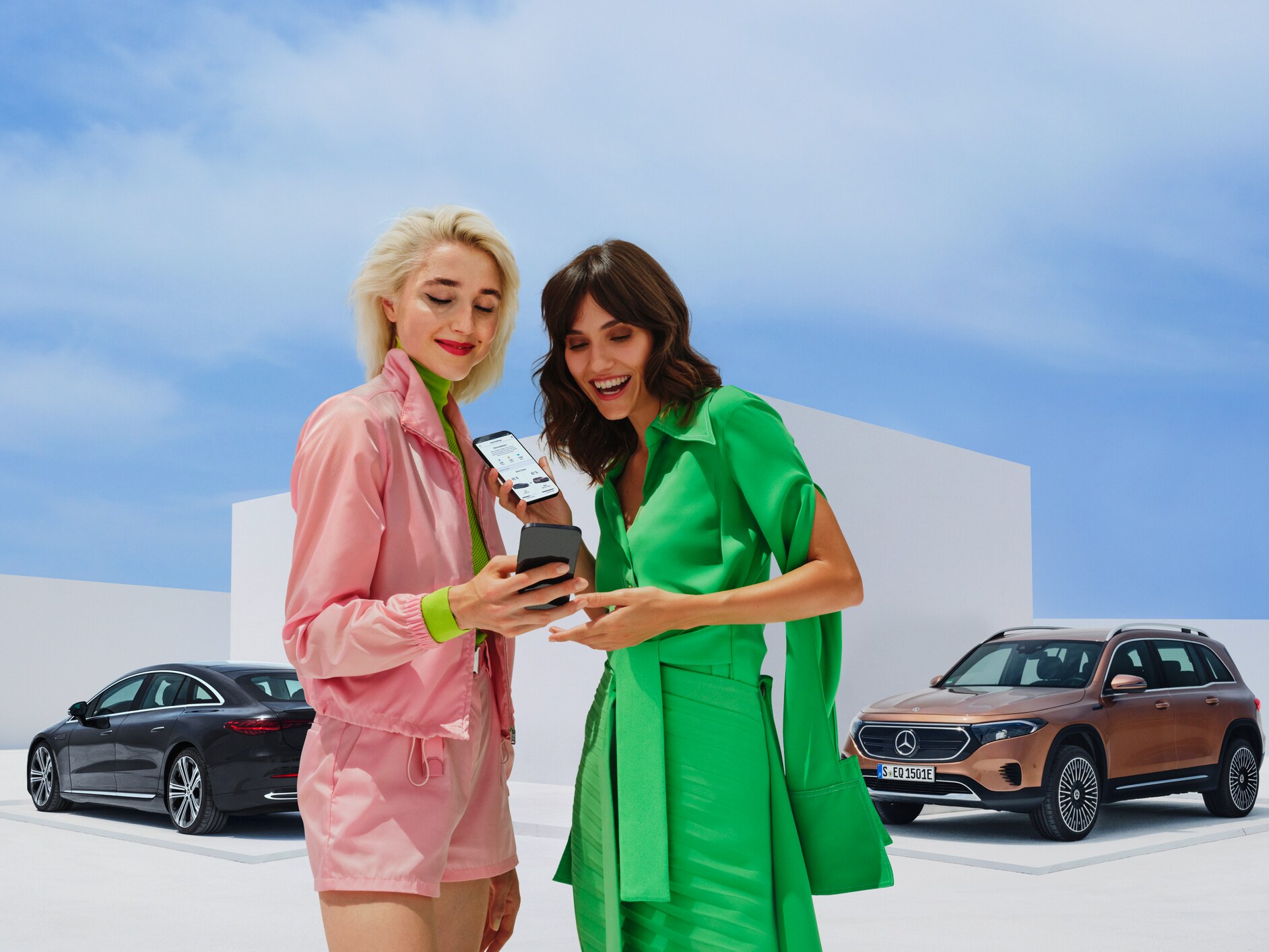 A woman connects to her Mercedes-Benz via the Mercedes me App on her smartphone.