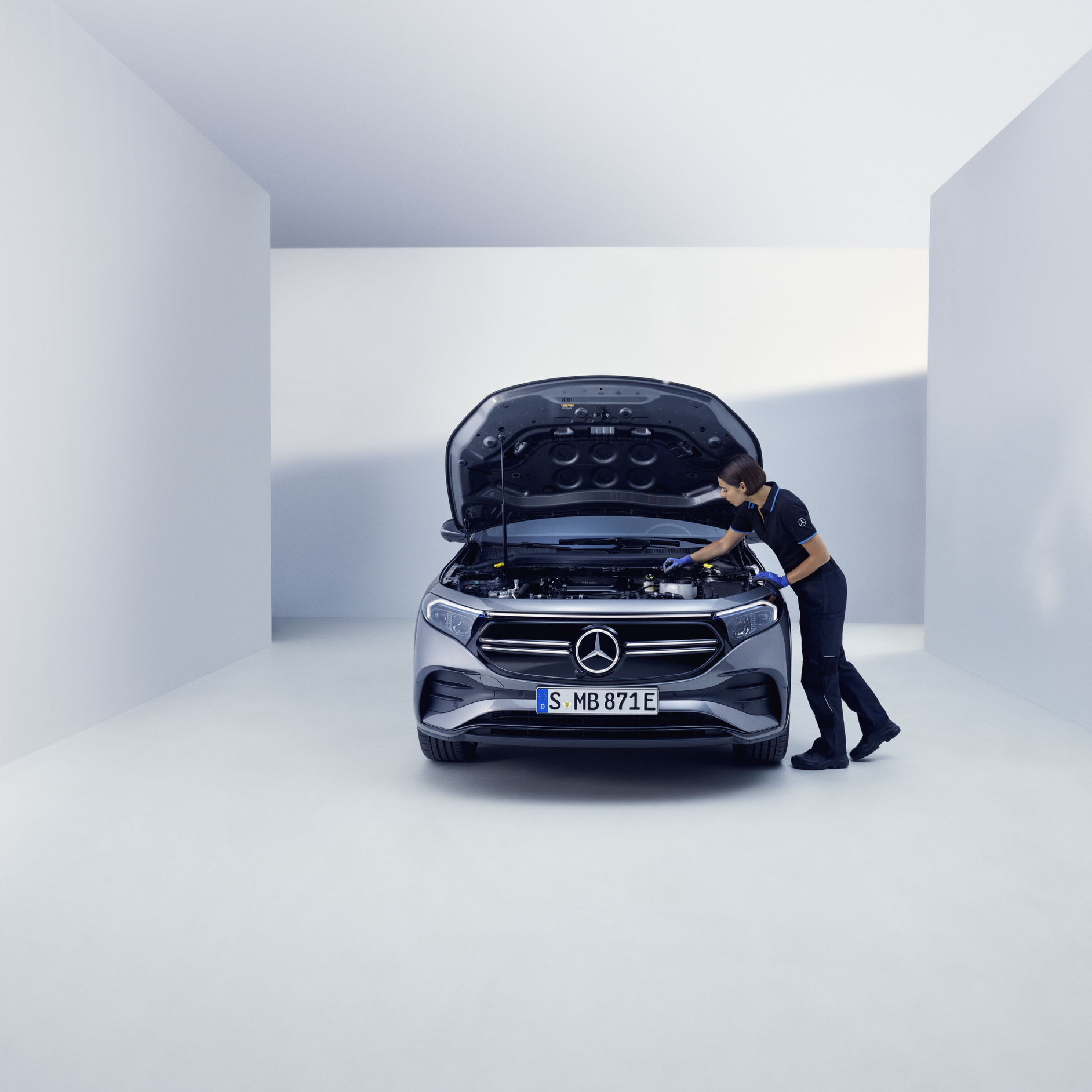 Pick-up & return service | Mercedes-Benz A woman uses the Mercedes-Benz pick-up & return service.