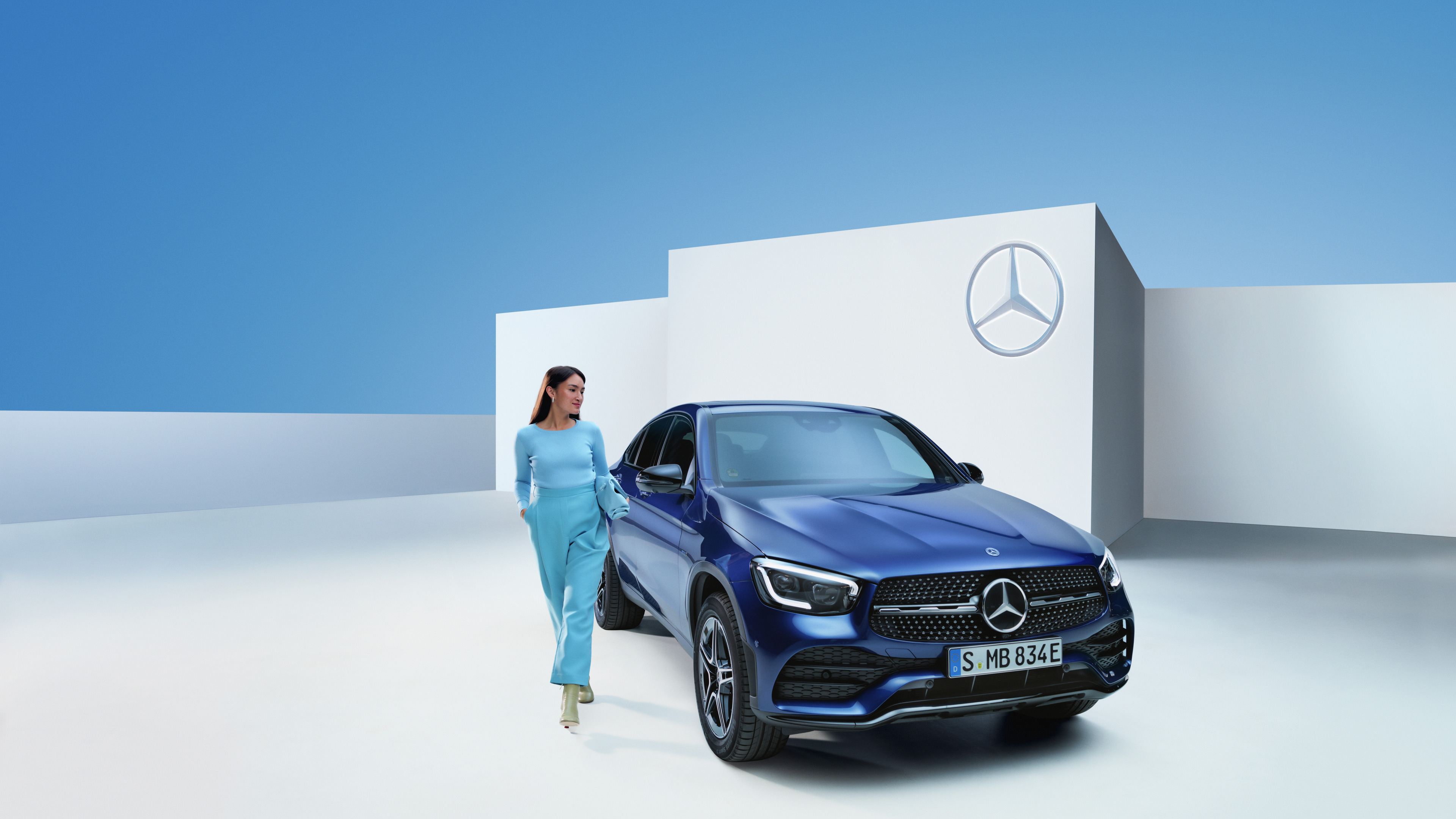 Drive with peace of mind with the Mercedes-Benz warranty. | Mercedes-Benz A relaxed woman at the wheel of her Mercedes.