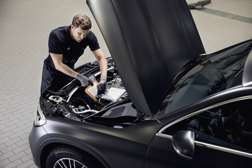 Mercedes-Benz genuine engine air filter A Mercedes-Benz technician inspects an engine air filter.