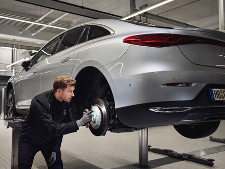 Mercedes-Benz brakes - Effective braking for your safety.