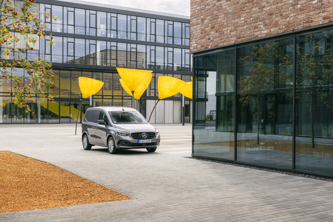 Citan Van in Front of a Building | Mercedes-Benz Vans A grey Mercedes-Benz Citan parked in front of a building.