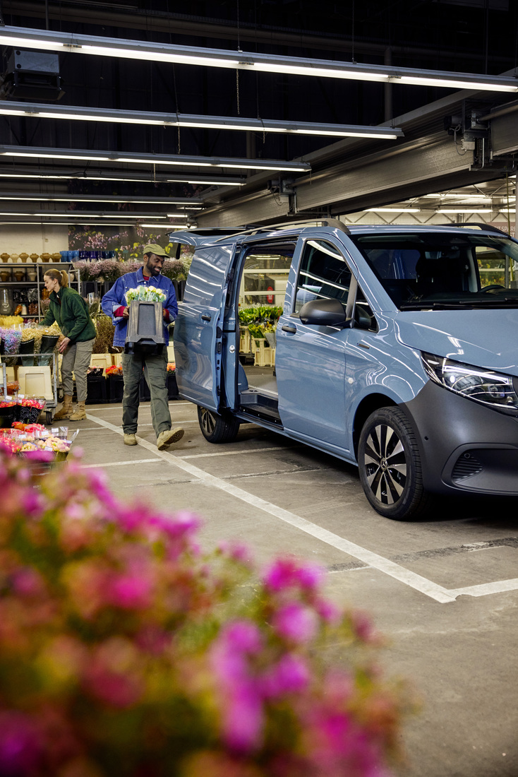 eVito Van for Deliveries | Mercedes-Benz Vans Two people loading flowers into a blue Mercedes-Benz eVito van.
