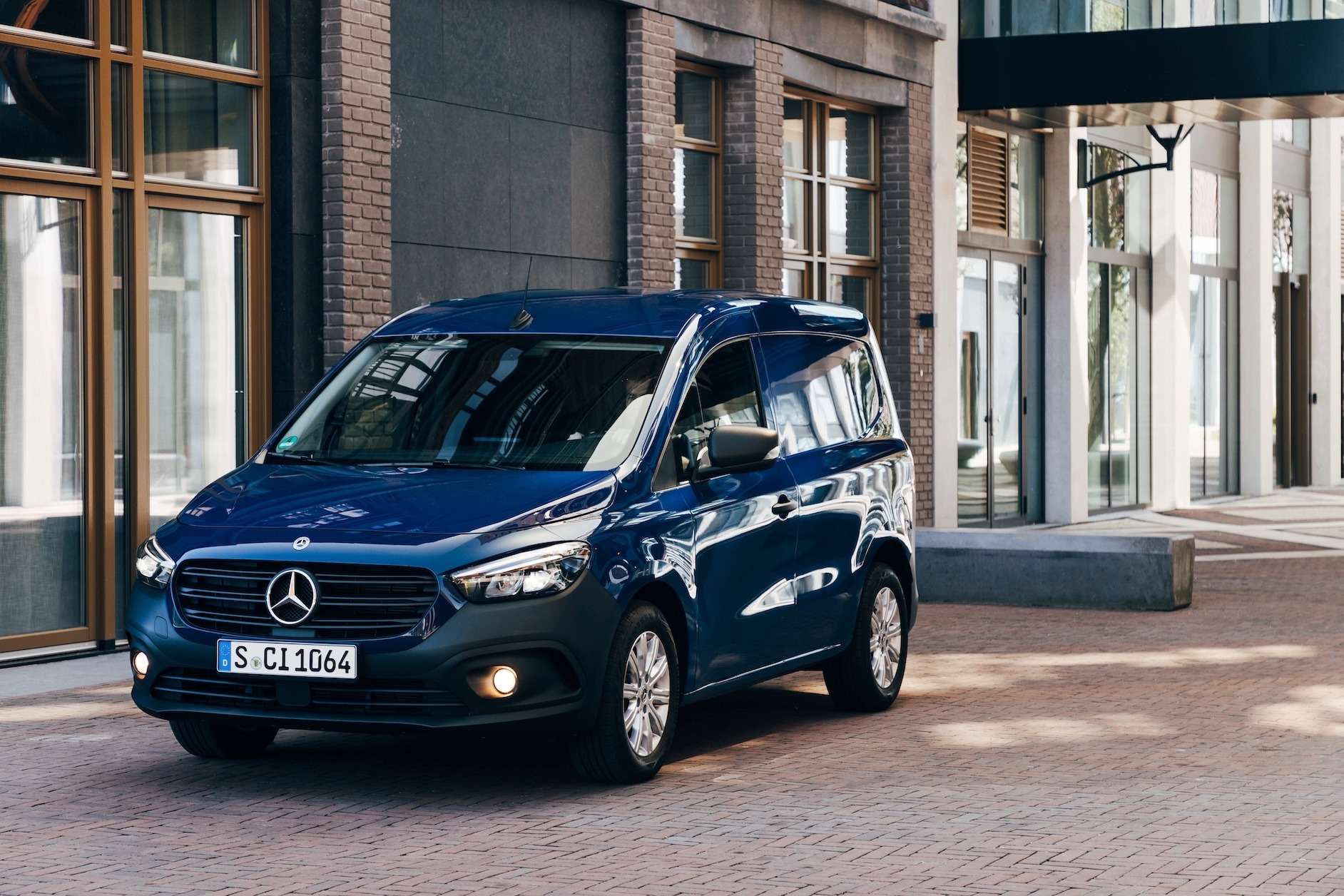 Citan Safety | Mercedes-Benz Vans Visualisation showing the operation of the radar distance ranging sensors in the Mercedes-Benz Citan.
