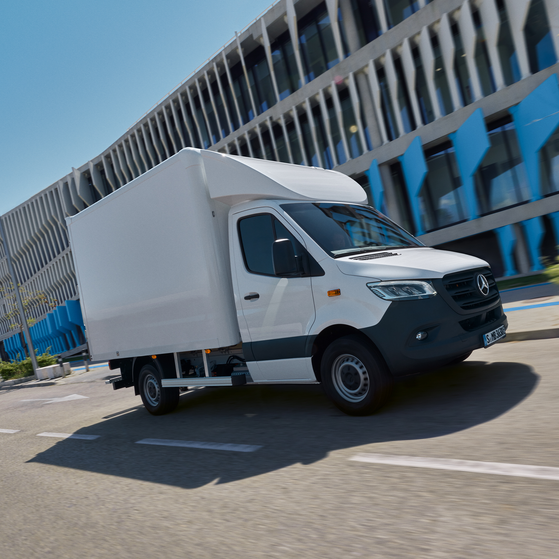 Sprinter Luton Box Van on the Street | Mercedes-Benz Vans A white Mercedes-Benz Sprinter Luton Box van on the street.